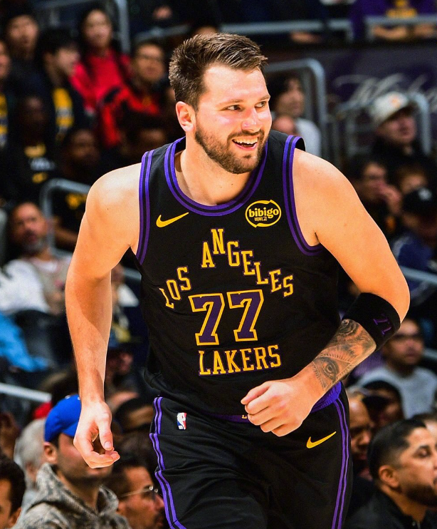 詹姆斯造NBA神迹！东契奇42+5+12完胜哈登，湖人轻取骑士18战16胜